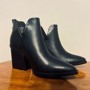 NWOT Steve Madden Black Leather Ankle Boots Size 7